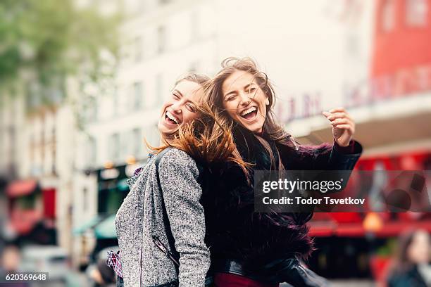 friends in paris - back to back stockfoto's en -beelden