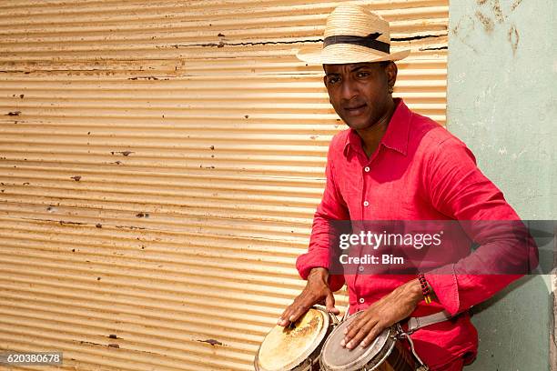 professioneller kubanischer conga drum player, havanna, kuba - cuba salsa stock-fotos und bilder