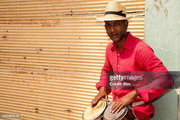 giocatore di batteria conga cubano professionale, l'avana, cuba - bongo foto e immagini stock
