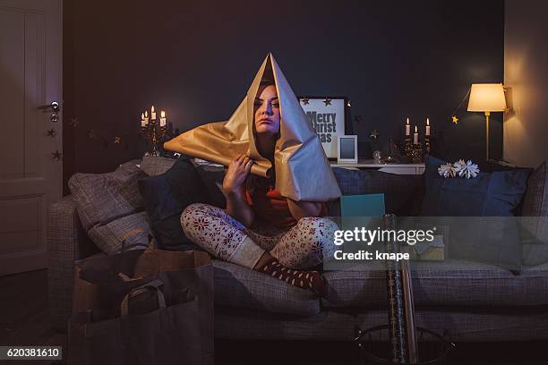 mujer molesta en casa con regalos de navidad - presión fotografías e imágenes de stock