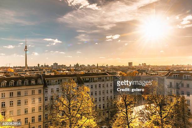 paysage urbain coloré et ensoleillé de berlin vu de la tour de la zionskirche - berlin photos et images de collection