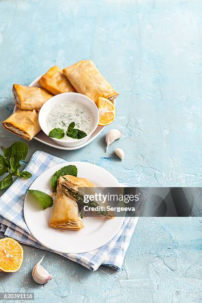 brokkoli und spinat spanakopita - tzatziki stock-fotos und bilder