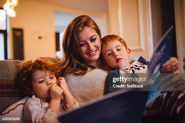 story time before bed - bedtime stock pictures, royalty-free photos & images