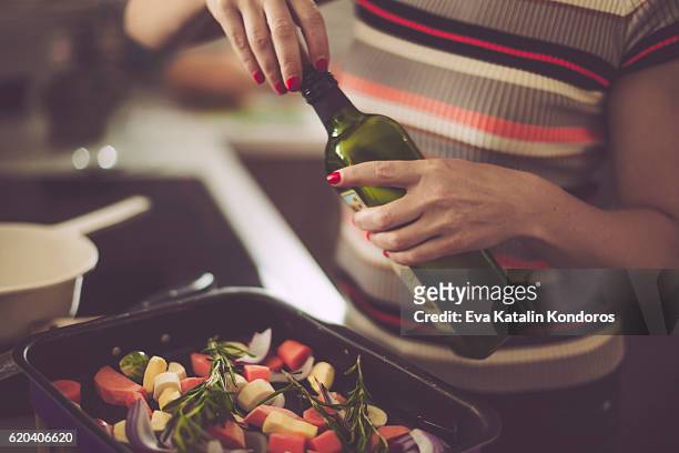 preparing food - olijfolie stockfoto's en -beelden