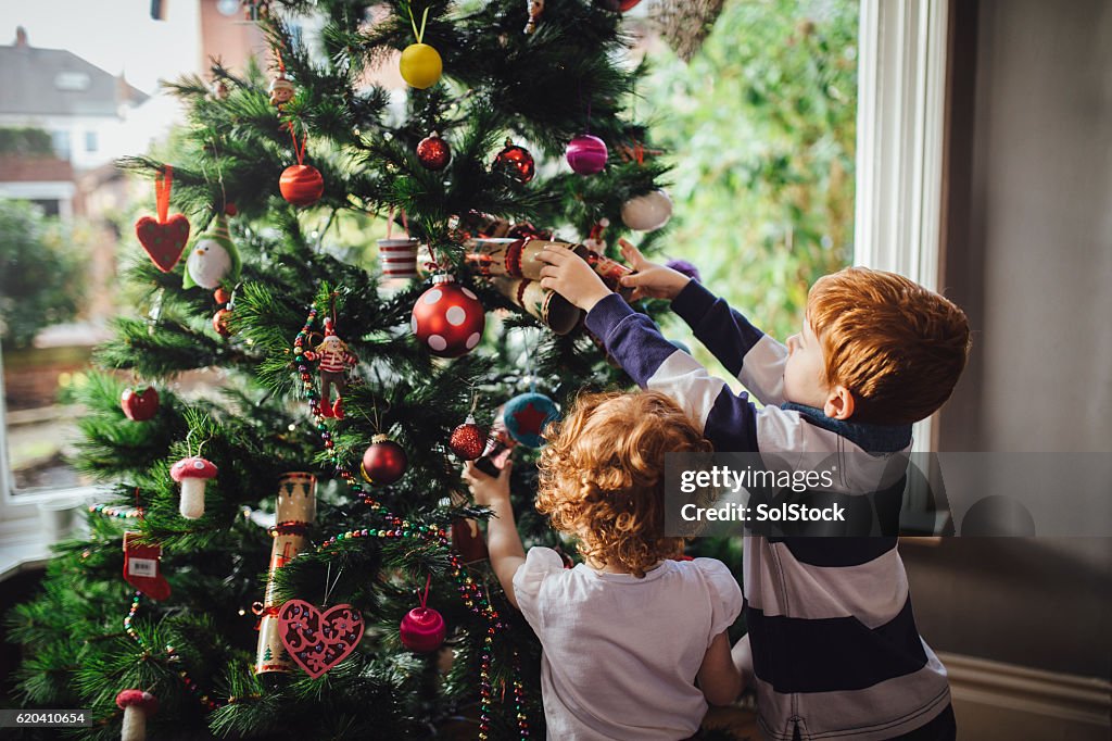 Aiutare la mamma con l'albero