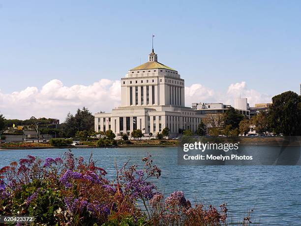 alameda county courthouse and lake merritt-oakland - oakland california bildbanksfoton och bilder