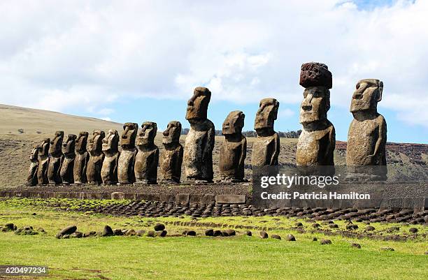 ahu tongariki, easter island, looking east. - moai statue stock pictures, royalty-free photos & images