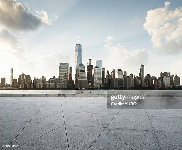 manhattan's square - new york city skyline stock-fotos und bilder