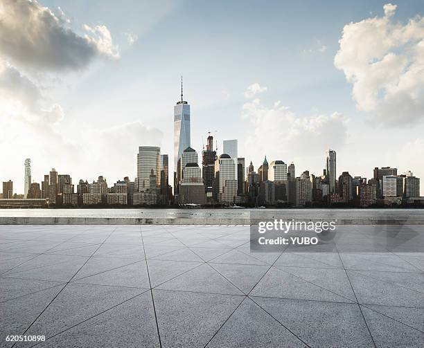 manhattan's square - new york city skyline stockfoto's en -beelden