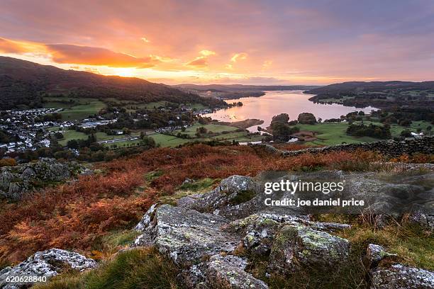 sunrise over windermere, ambleside, loughrigg fell, lake district, cumbria, england - lago windermere fotografías e imágenes de stock