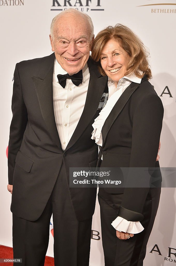 15th Annual Elton John AIDS Foundation An Enduring Vision Benefit - Arrivals