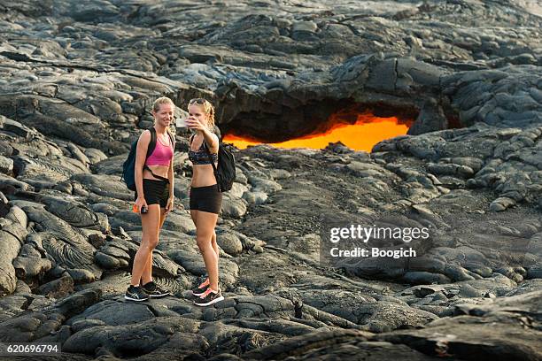 menschen reisen in volcanoes national park hawaii usa machen selfie - hawaii volcanoes nationalpark stock-fotos und bilder