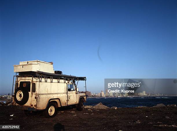 africa, southern africa, south africa, durban, view of expedition vehicle on pier at dawn (year 2000) - campingwagen stock-fotos und bilder