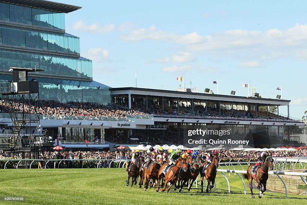 The field goes around the bend in race 8, the Crown Oaks on Oaks Day ...