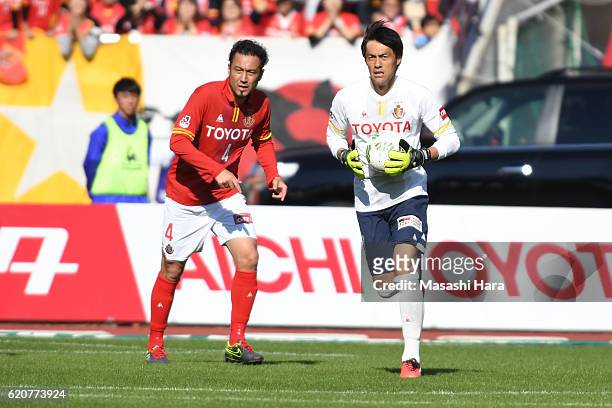 Marcus Tulio Tanaka and Seigo Narazaki of Nagoya Grampus look on during the J.League match between Nagoya Grampus and Shonan Bellmare at Paroma...