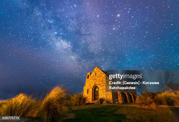 a beautiful milky way at the landmark of lake tekapo - new zealand imagens e fotografias de stock