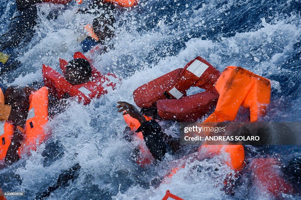 TOPSHOT-ITALY-IMMIGRATION-REFUGEES-RESCUE