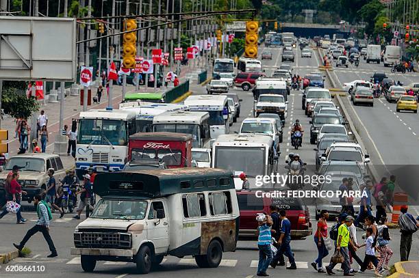 General view of Bolivar Avenue in Caracas City on October 13, 2016. / AFP / FEDERICO PARRA