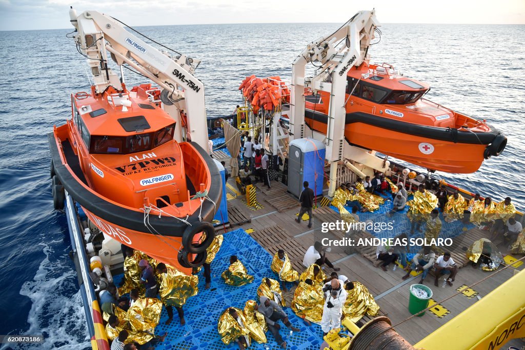 TOPSHOT-ITALY-MIGRANTS-REFUGEES-RESCUE