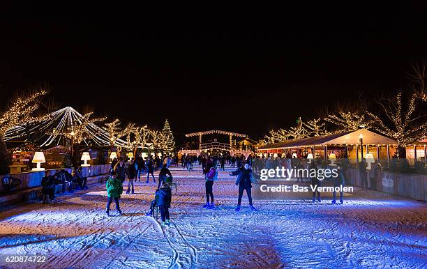 iceskating in amsterdam - pista di pattinaggio su ghiaccio foto e immagini stock