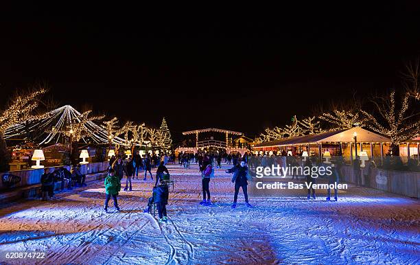 iceskating in amsterdam - museumplein stockfoto's en -beelden