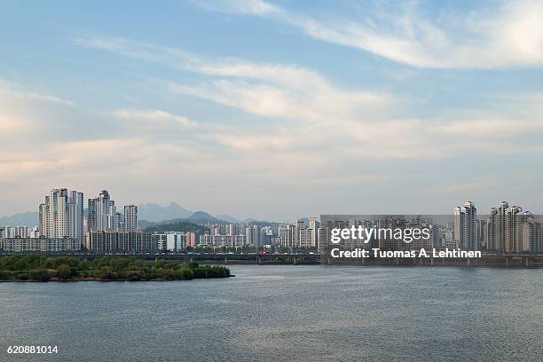 residential district along the han river viewed from the mapo bridge in seoul, south korea. copy space. - mapo bridge stock pictures, royalty-free photos & images