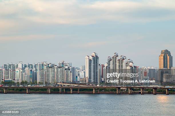 residential district along the han river viewed from the mapo bridge in seoul, south korea. copy space. - mapo bridge photos et images de collection