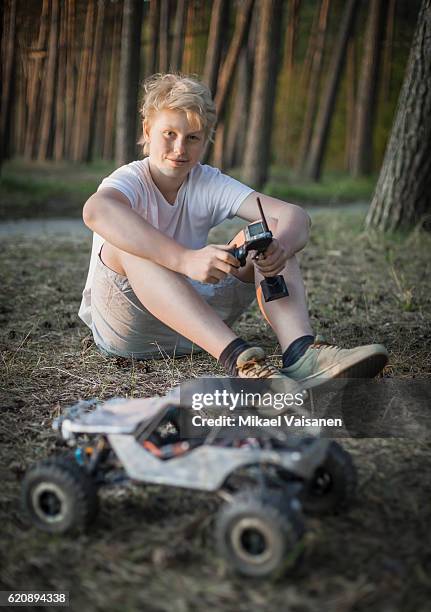 portrait of teenage boy with his remote controlled car - remote controlled car fotografías e imágenes de stock