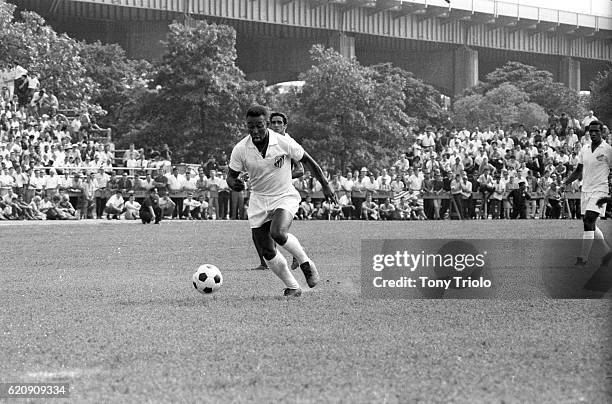 Cup of Champions: Santos FC Pele in action vs SL Benfica at Randall's Island. New York, NY 8/21/1966 CREDIT: Tony Triolo