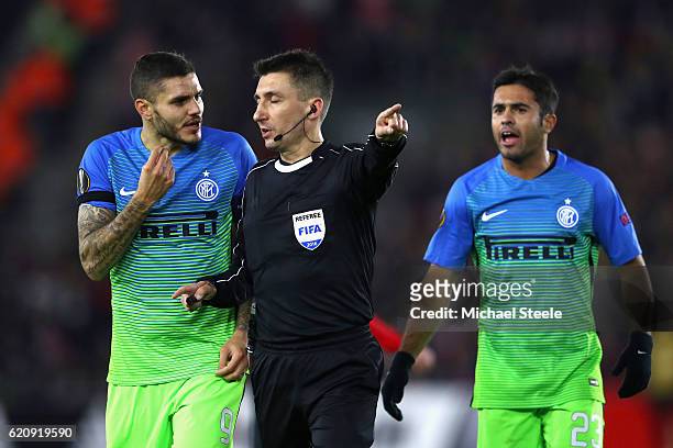 Mauro Icardi of Internazionale speaks to the referee during the UEFA Europa League Group K match between Southampton FC and FC Internazionale Milano...