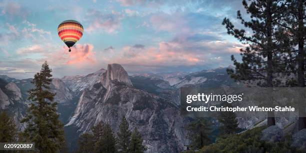 hot air balloon flying over yosemite, california, united states - el capitan yosemite national park stockfoto's en -beelden