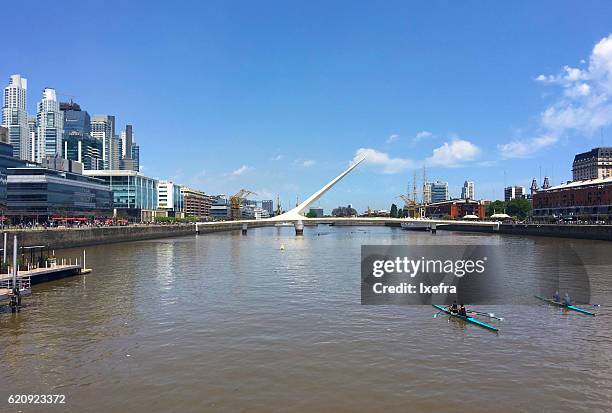 puerto madero district and the puerne de la mujer bridge. - fußgängerbrücke puente de la mujer stock-fotos und bilder