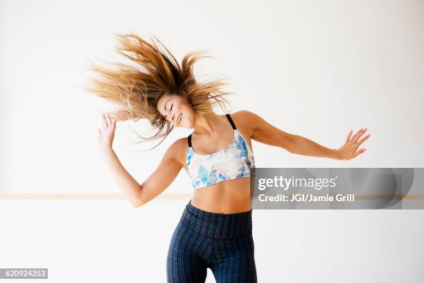 mixed race dancer practicing in studio - estúdio de dança - fotografias e filmes do acervo