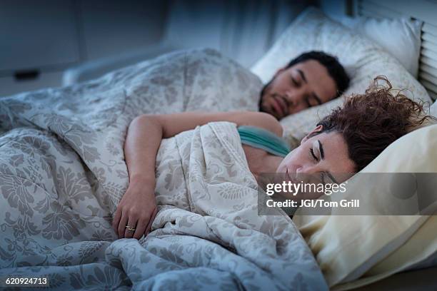 couple sleeping in bed - couple sleeping 個照片及圖片檔