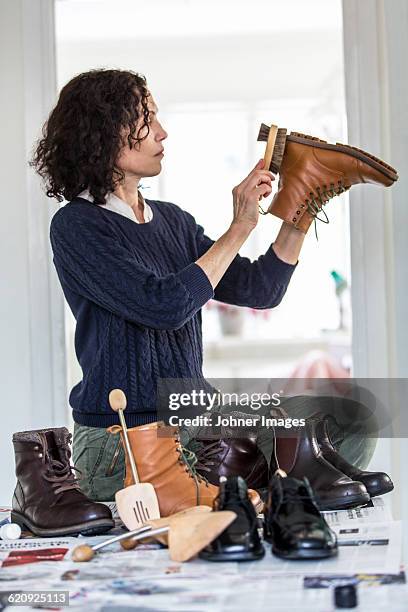 woman polishing shoes - 靴をみがく ストックフォトと画像