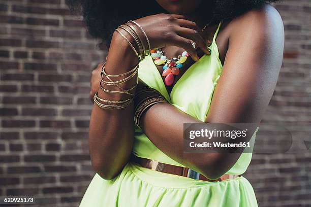 woman wearing bracelets, close-up - groene jurk stockfoto's en -beelden