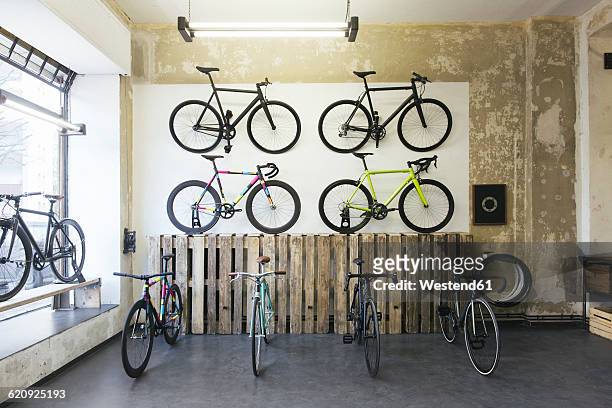 assortment of racing cycles in a custom-made bicycle store - bicycle shop 個照片及圖片檔