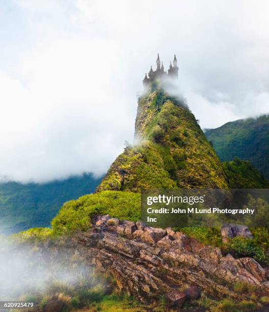 castle on remote hilltop - castle imagens e fotografias de stock