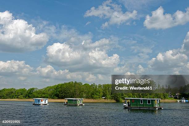 germany, mecklenburg-western pomerania, vilz lake, houseboats - mecklenburg vorpommern - fotografias e filmes do acervo