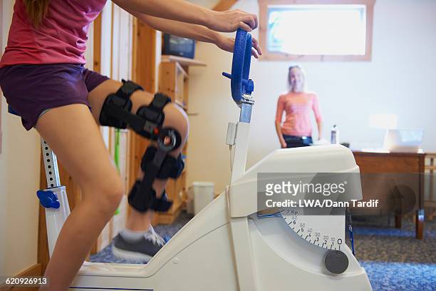 caucasian girl having physical therapy - 13 year old girls in shorts stock pictures, royalty-free photos & images