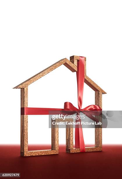 house shape wrapped in ribbon - home economics ストックフォトと画像