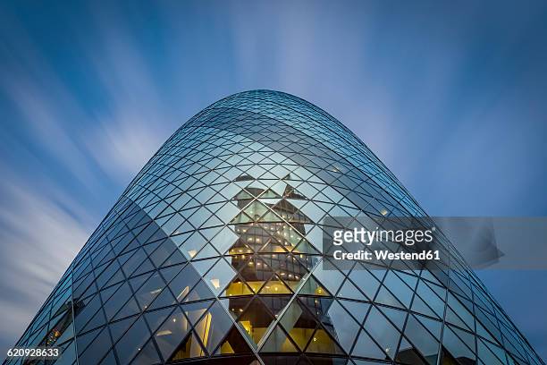 uk, london, view to facade of swiss-re-tower from below - sir norman foster building stock pictures, royalty-free photos & images