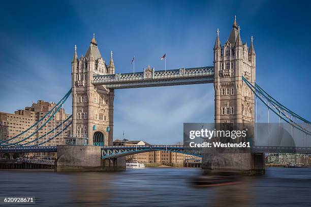 uk, london, view to tower bridge and thames river - tower bridge imagens e fotografias de stock