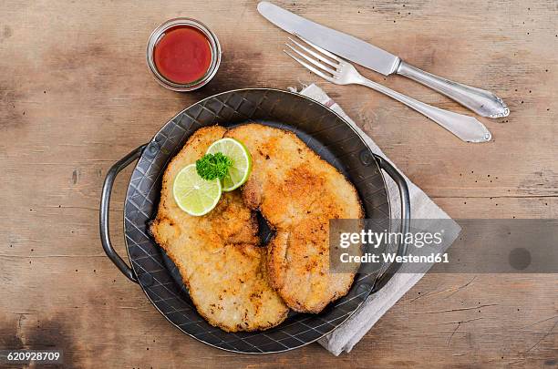 veal escalope, breaded veal, in pan, ketchup and cutlery - オーストリア文化 ストックフォトと画像