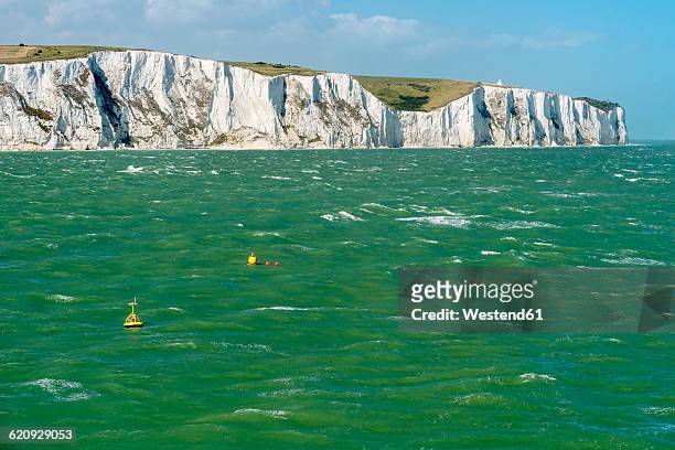 uk, dover, view from stormy english channel to chalk cliffs - canal de la mancha fotografías e imágenes de stock