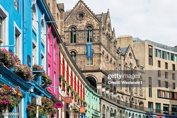 uk, edinburgh, row of coloured houses at west bow - high street stock-fotos und bilder