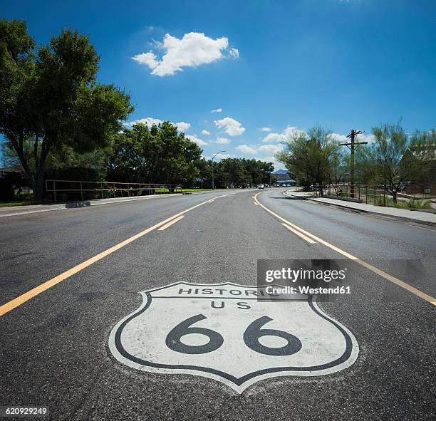 usa, arizona, road with route 66 sign - flagstaff arizona stockfoto's en -beelden