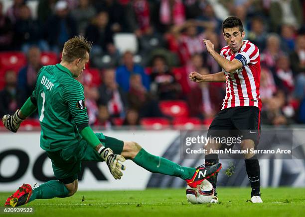 Markel Susaeta of Athletic Club duels for the ball with Marco Bizot of KRC Genk during the UEFA Europa League match between Athletic Club and KRC...