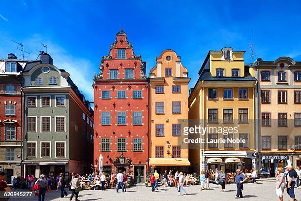 colourful buildings stortorget, stockholm, sweden - stockholm fotografías e imágenes de stock