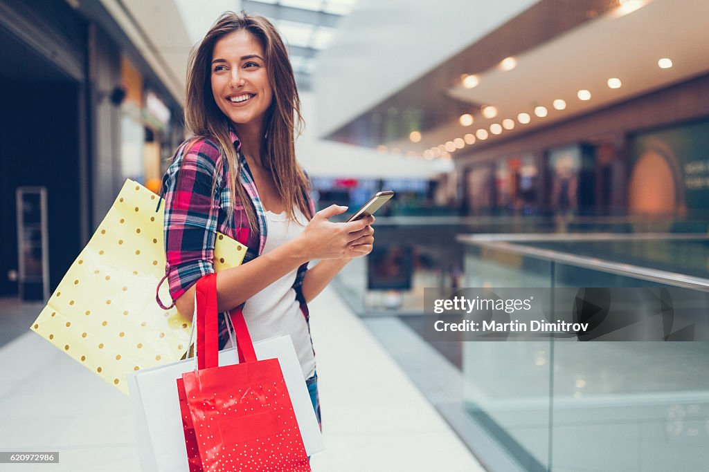 Frau genießt den Tag im Einkaufszentrum